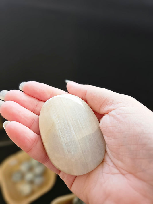 🌙 New Beginnings & Intuition with Moonstone Palmstone